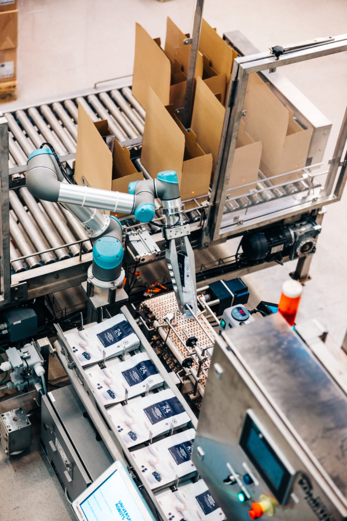 Pakkauslinjan robotiikkaa kuvattuna tuotannossa
